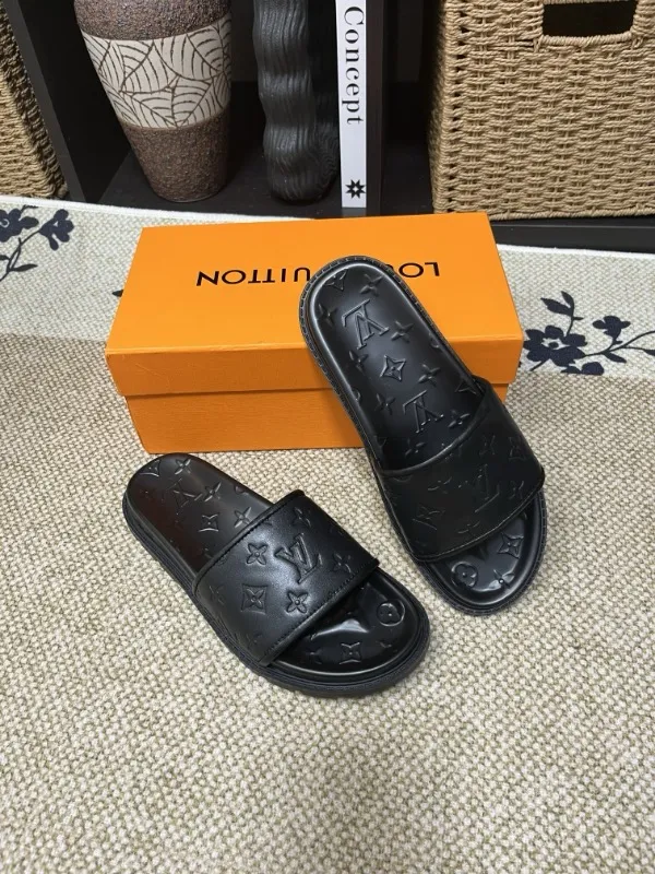 P270🏆Louis Vuitton 🏆[Louis Vuitton] Spring/Summer 2025 [Men's Flip Flops] 🎯🎯As an active family in the fashion industry ⭐ Lv is characterized by bold innovation ⚡Create this casual business style for Chinese fashionable men ✨The fabric is made of imported high-grade cowhide 🔥 Clean and neat ⚡Fashionable and elegant🌹Breathable, sweat-absorbent and deodorant👈So luxurious, high-end and domineering. 👍Must be sold if you repost the picture. Number of yards: 38--46. Color: 🎉 For large quantities. Welcome to repost.